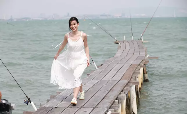 拍攝當日真係好大風架。