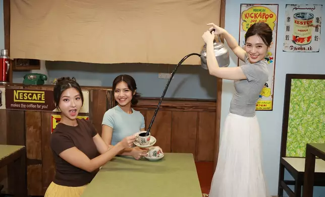 History Gallery： (右) 4號莫凡。（左前）3號蔡華英、5號曾閱遙