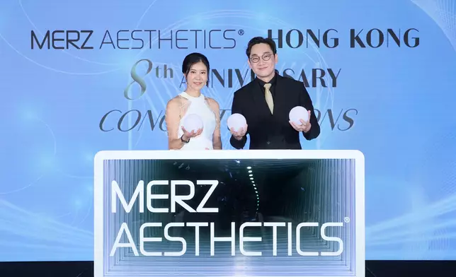 Merz Aesthetics®香港區總經理Candice Wong、泰國皮膚教授Professor Vasanop Vachiramon於8周年晚宴上舉行簡單而隆重的儀式。