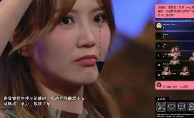 Tim Sir藉示範講解催眠學原理。