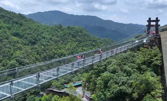 有全長329米、曾被認證為「世界最闊的觀瀑玻璃橋」。