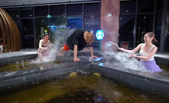 佢哋浸咗唔止一個溫泉。