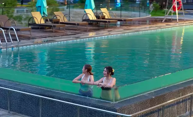 佢哋浸咗唔止一個溫泉。