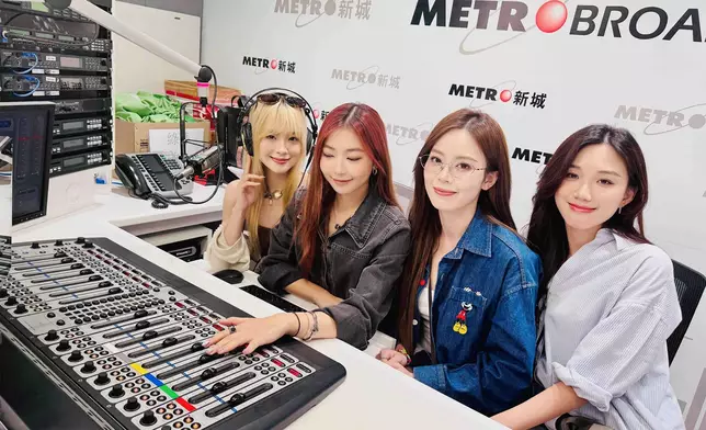 VIVA「新手DJ大鳴聲」節目學做DJ。(左起)張鈊貽、姜咏鑫、馬思惠、李晞彤