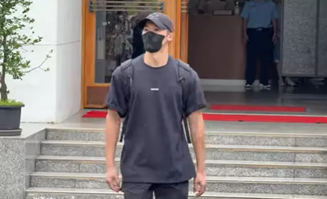 中午以全黑造型低調現身