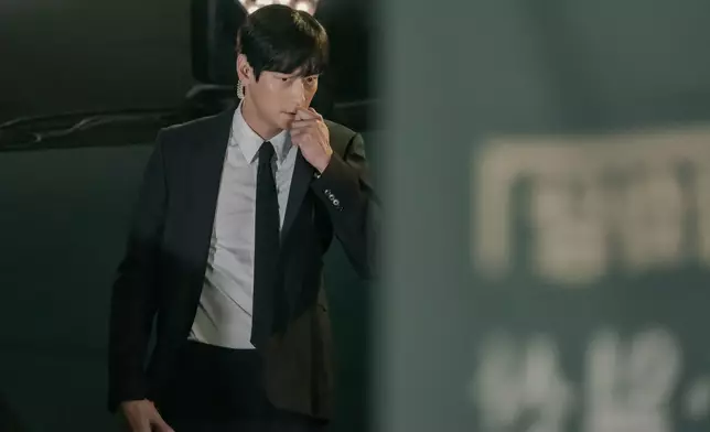 姜棟元飾演國際特工白山湖。Disney+提供圖片