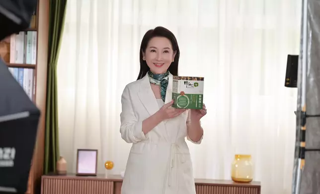 保養得宜的龔姐近年積極分享養生之道，更被網民封為「凍齡女神」。