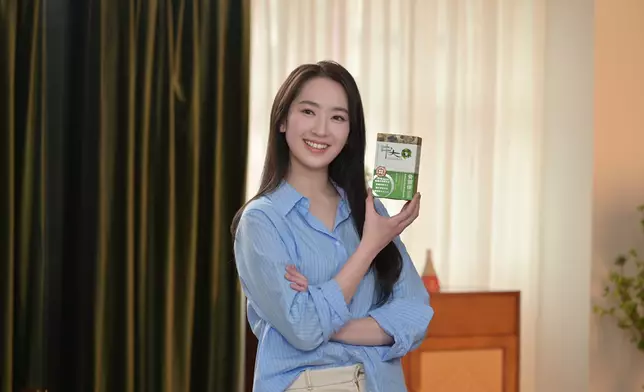 清秀甜美的Ashley夥拍母親龔姐代言，推廣「年輕護骨」新概念。