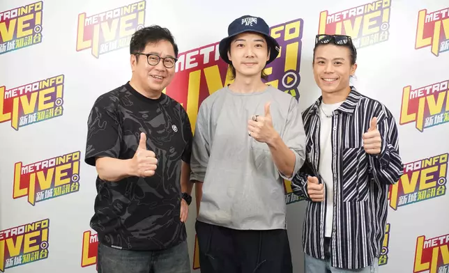 蔡瀚億（BabyJohn）接受李有毅（Ben）和兒子李國煒（Benson）主持的新城廣播《Ben同Benson「chur」到行》錄音訪問。