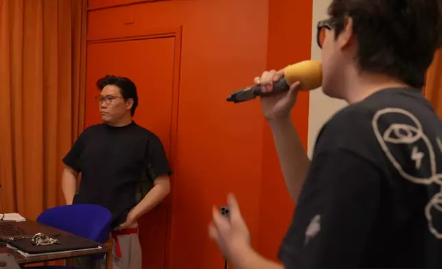 阿公好用心教Matt。