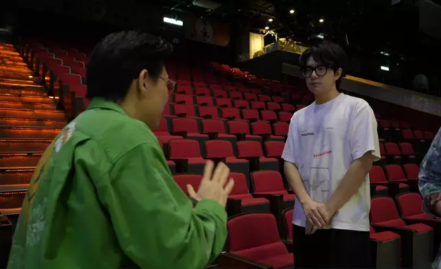 阿公好用心教Matt。