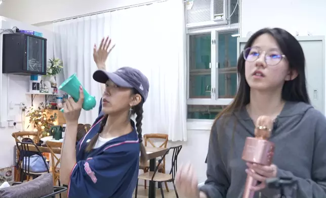 Sherman細心調整冼奕瑜（Jasmine）每個姿態及為其設計搶焦動作。