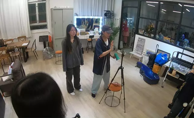 Sherman細心調整冼奕瑜（Jasmine）每個姿態及為其設計搶焦動作。