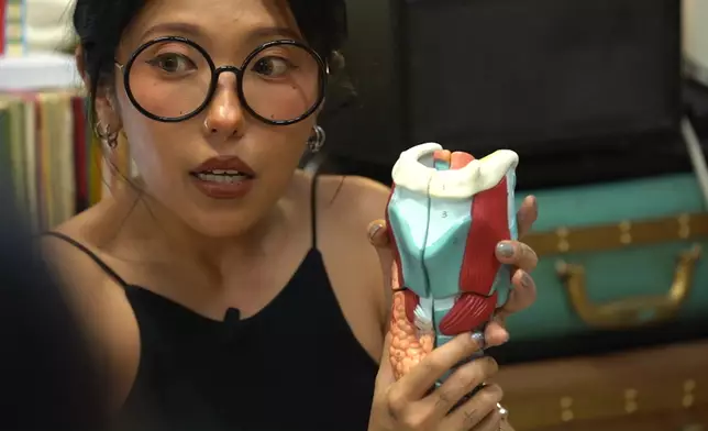 Sherman仲請咗細妹鍾舒祺教Jasmine唱歌。