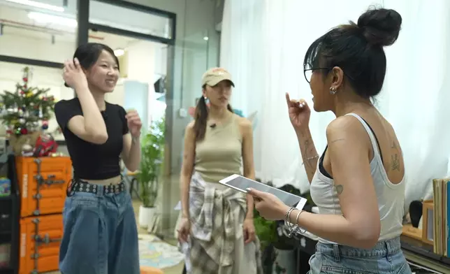 Sherman仲請咗細妹鍾舒祺教Jasmine唱歌。