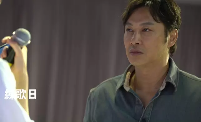 譚耀文細心指導布子殷（布子）唱歌。