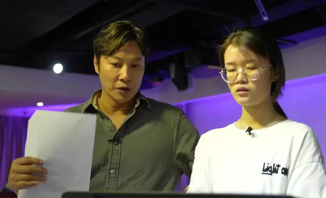 譚耀文細心指導布子殷（布子）唱歌。