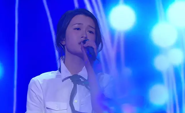 布子獻唱《花無雪》。