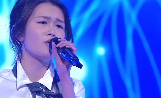 布子獻唱《花無雪》。