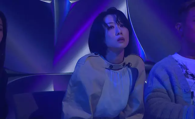 原唱泳兒聽得好認真。