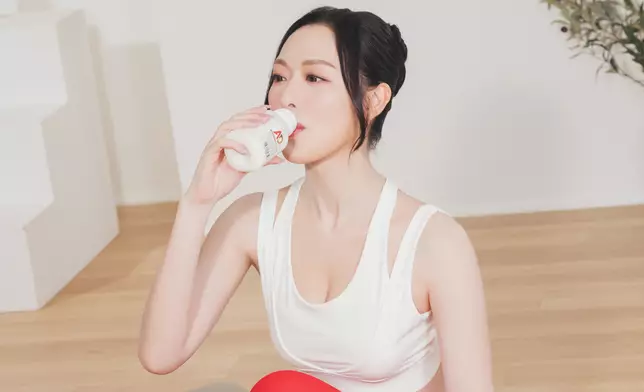 港姐冠軍馮盈盈化身「三面女神」拍攝乳酪品牌CLASSY·KISS 卡士最新宣傳短片。