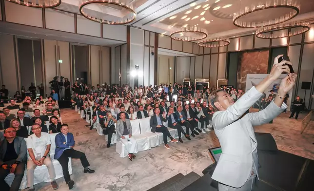 林峯利利用HONOR Magic V5在台上與全場嘉賓大合照，感受7.95吋特大屏幕及超高清畫質的驚人魅力。