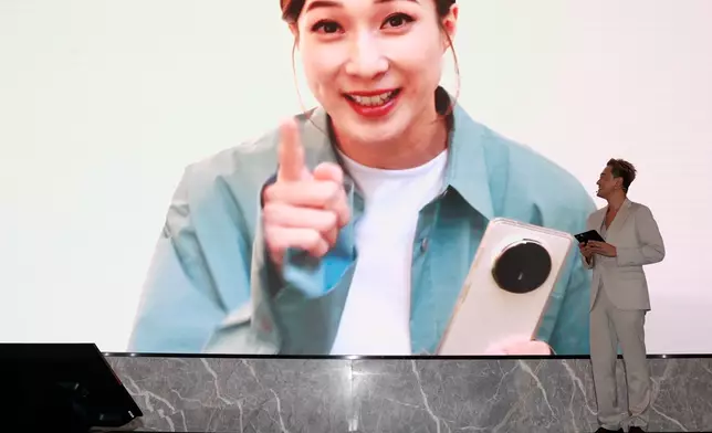 林峯即場與鍾嘉欣進行視像通話，二人難得再度同框，為大眾帶來美好的回憶殺。