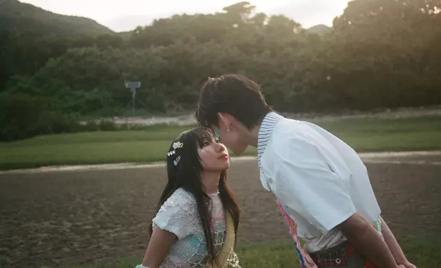 在MV中，兩人有不少擁抱和借位親吻等大膽場面。