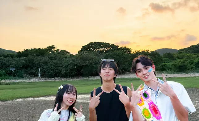 MV由麗英的好友Boris（中）執導。