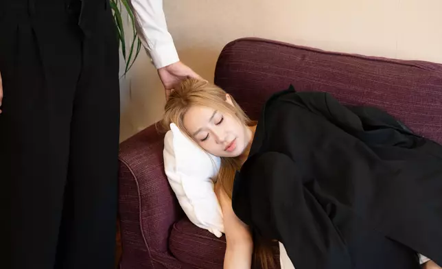 新歌MV選用劇場形式展現。