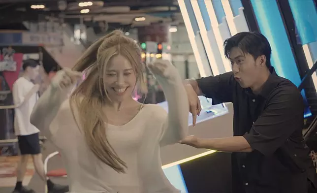 新歌由馬來西亞監製彭學斌監督製作。