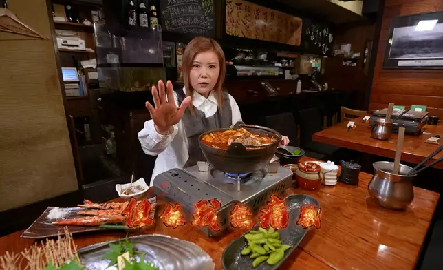 Helen邊食邊搞爛gag。