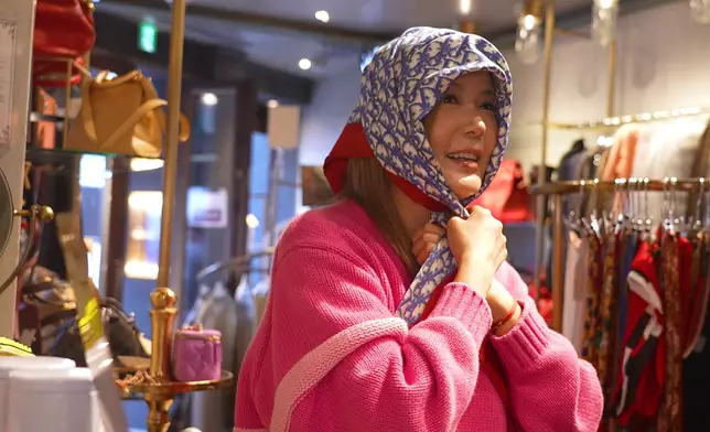 Helen模仿G-Dragon造型。