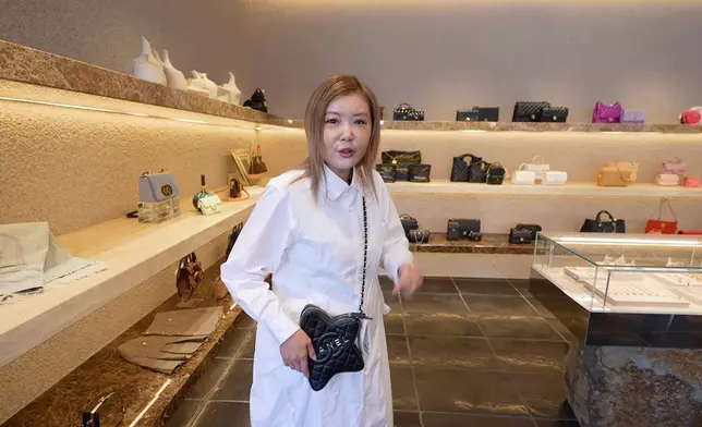 Helen被兩款同品牌的包包吸引。