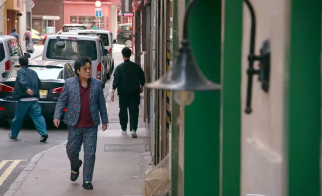 韋家雄真係連對鞋都娘過人。