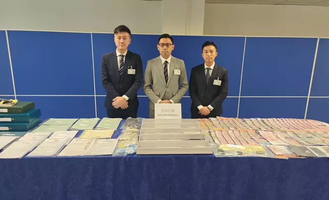 新界北總區刑事總部警司鄧翊几（中）、重案組總督察歐陽德（左）及高級督察吳斯軒（右）展示證物。