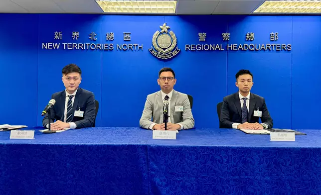新界北總區刑事總部警司鄧翊几（中）、重案組總督察歐陽德（左）及高級督察吳斯軒（右）向傳媒簡報案情。