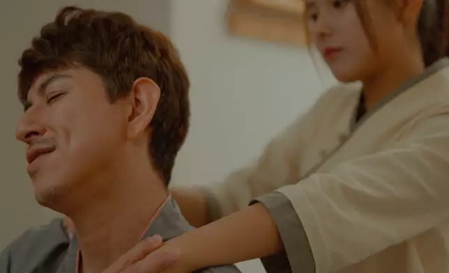 客人對寶雯毛手毛腳。