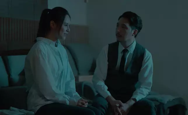 經理輝哥常常在旁提點寶雯。