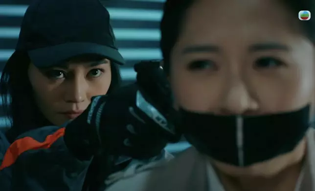 關嘉敏在《破毒強人》中飾演殺手，唔使靠對白，單靠眼神都夠晒殺氣，難怪監製對佢讚不絕口。