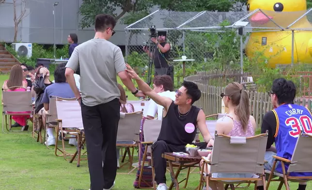 GM嘅「紙巾傳情」遭到Eddie嘅截擊，想知呢兩位大男孩今集點火併？睇節目啦。