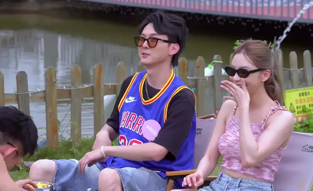 Sophie食花生食得好開心。