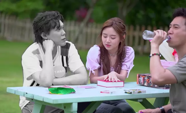 忍笑忍到一個點，仲要飲水冷靜吓添。