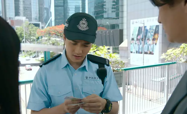 庭鋒仲借查身份證之名，係咁盤呀謝東閔。