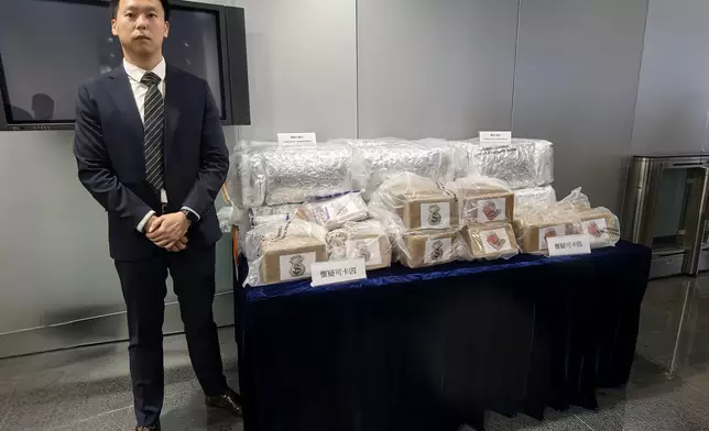 警方毒品調查科行動組高級督察陳源勳向傳媒展示證物。