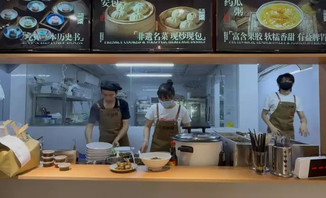 長沙開福區一家小館内因「只招35歲以上員工」後迅速走紅，引發熱議。網絡圖片