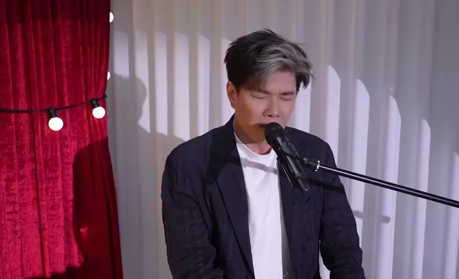 與辰亦自彈自唱《深海》。