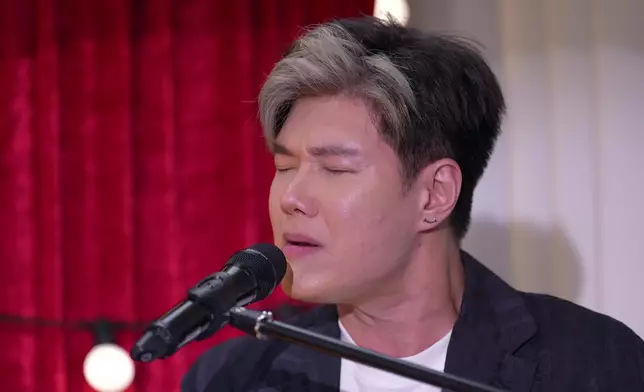 與辰亦自彈自唱《深海》。