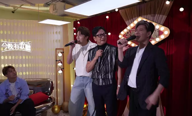 陳友、趙浚承、張與辰獻唱《Tea for two》。