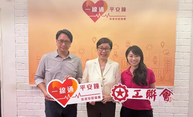 左起鄧家彪、王虹虹和陳穎欣合照。